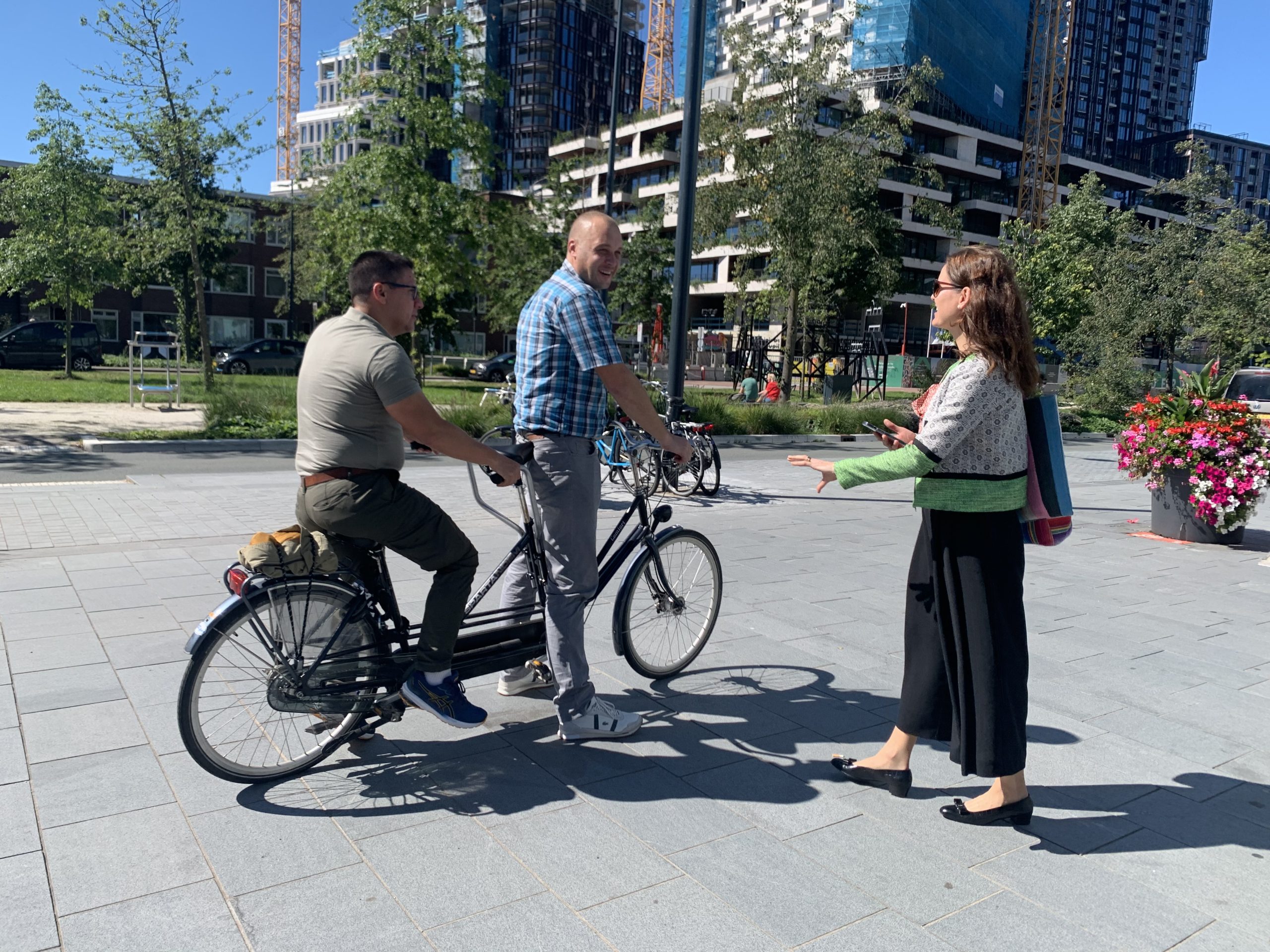 Two study visit participants on a tandem speaking to the Managing Director of the Dutch Cycling Embassy Skadi Tirpak.