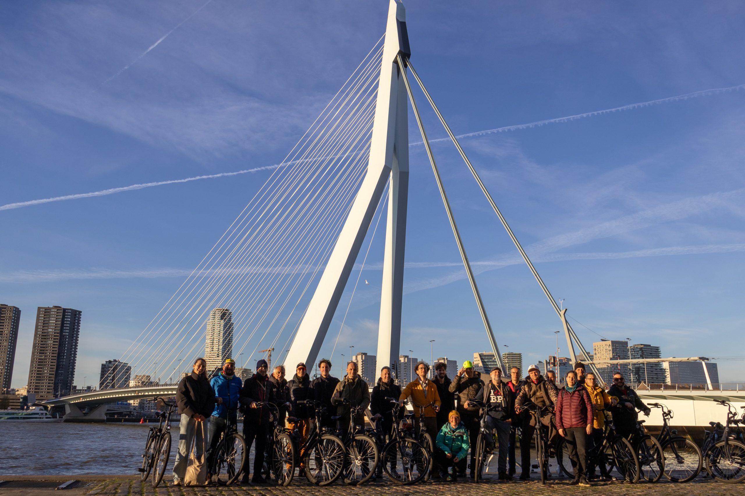 Picture of group with bikes in front of Erasmusbrug