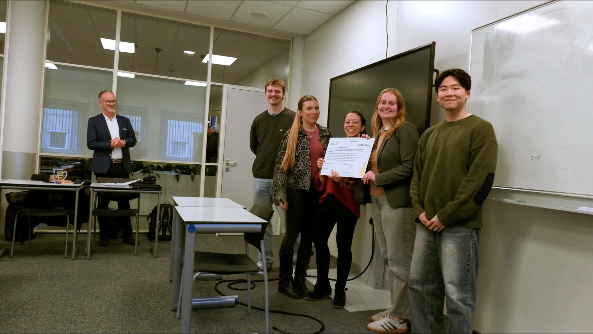The winning DCE challenge team receives their certificate at the Windesheim AI Hackathon